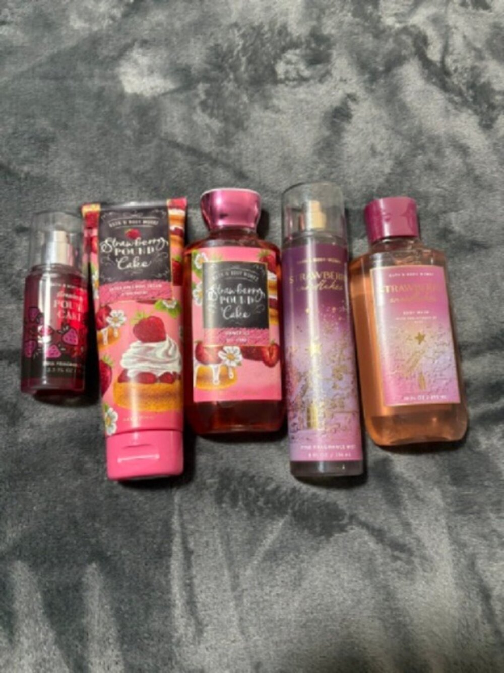 Bath and Body Works 5 Piece set (Strawberrty Pound Cake) (Strawberry Snowflakes)